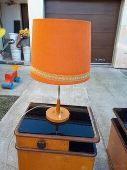 Predám peknú lampu oranžové tienidlo