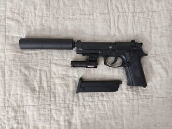 Predám model pištole,laser a tlmič z hry Metal Gear Solid  2