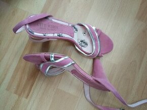 Ružové sandale