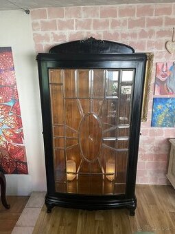 starozitna vitrina