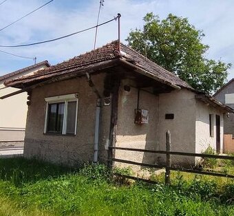 Historická sýpka s potenciálom a útulná drevenica v Keviciac