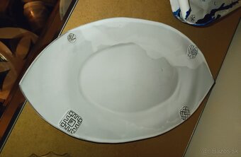 Keramický tanier so slovanskými symbolmi