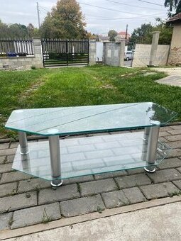 Sklenený stolík