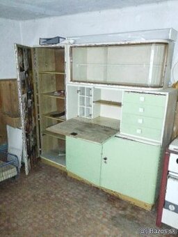 Kredenc a drevené poličky