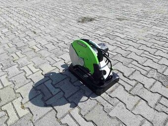 Malá píla na zámkovú dlažbu.