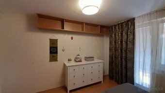 Predáme policovú zostavu