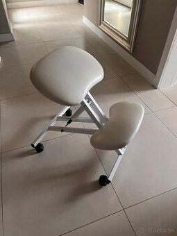 Kozmetická stolička/kľačadlo.