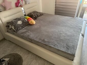 Manželská posteľ s roštami a matracom