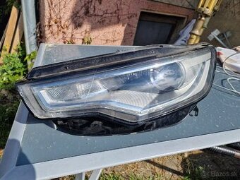 Ľavé predné svetlo Audi A6 C7 poškodené