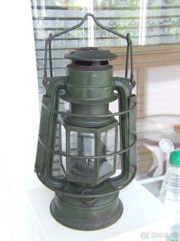 Vojenska petrolejová lampa. Pekná tmavá zelená farba.