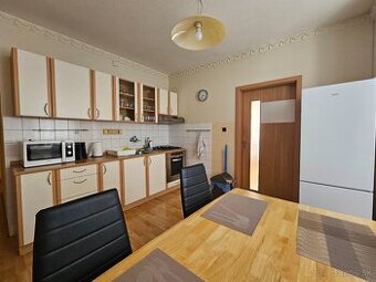 Ponúkam Vám na predaj veľkometrážny 3 izbový byt s balkónom.