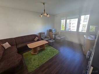 V slušnej bytovke, pekný slnečný zrekonštruovaný byt.