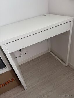 Písací stôl Micke (toaletný)