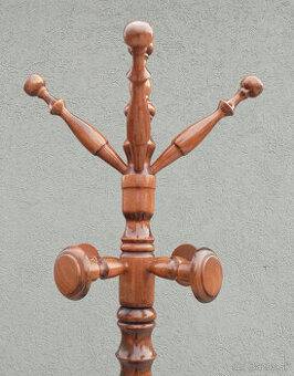 Vešiak drevený vintage.