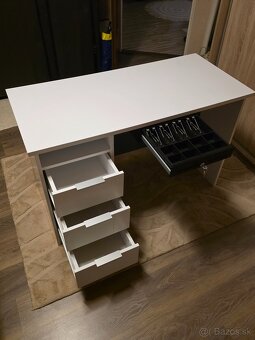 Predám písací stôl so zrkadlom a trezorom.