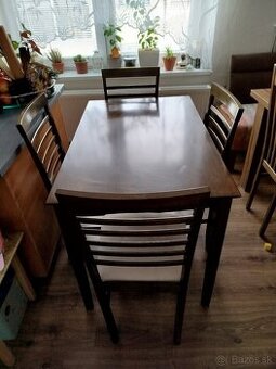 Stôl so stoličkami