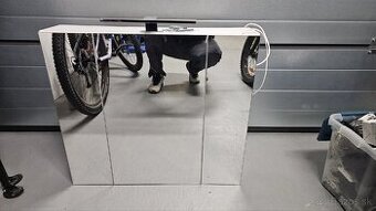 Kupelnova skrinka so zrkadlom 76x67cm