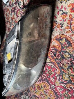 Predam predne svetla z volva v50