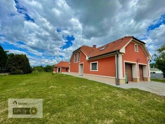 Na predaj dom s garážou, bazénom a dvomi bytovými jednotkami