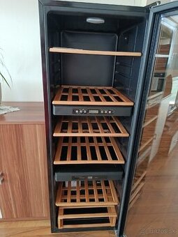 Vinotéku / chladničku na víno Hoover HWC 2536DL. 

