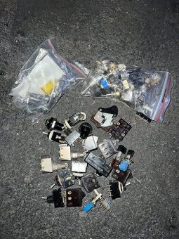 Staré dobové vypinače, potenciometre, kontrolky