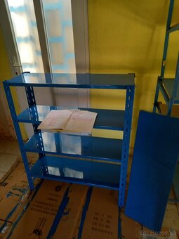 Regal s hrubými plechovými poličkami,regale