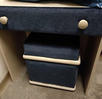 Taburetka a Stolík so zrkadlom