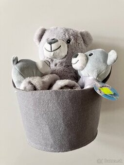 Plysovy medvedik s hrkalkou a zaspavacikom v kosiku