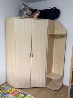 Praktická rohová skriňa