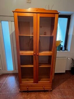 Drevenná vitrína