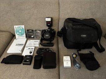 Nikon D7000 s bleskom Nikon SB-700 a príslušenstvom