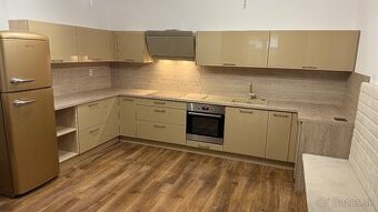 Kuchynská linka Decodom cappuccino lesklá so spotrebičmi