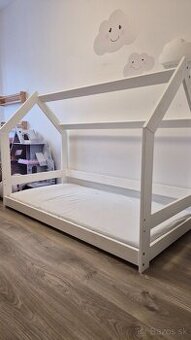 Detská posteľ v tvare domčeka