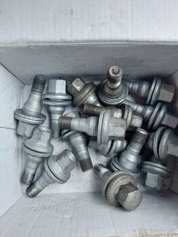 Predám šróby na kolesá Peugeot a Citroën.