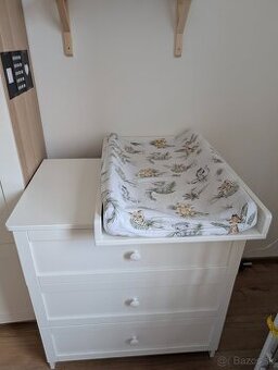 Masívna komoda na prebaľovanie