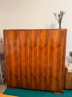 Starožitná trojdverová skriňa – orechová dýha, Art Deco