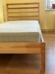 posteľ s matrecom (ikea)
