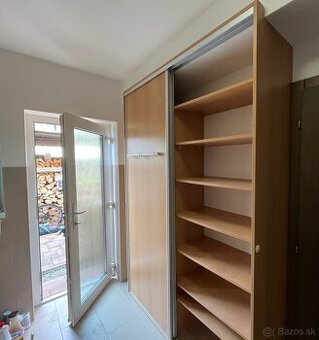 Predám skriňu s posuvnými dverami (dekor buk)
