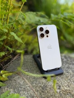 iPhone 15 Pro White Titanium — zablokovaný, rozbitý displej