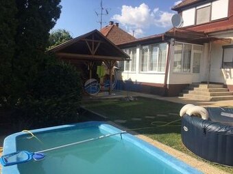 Rezervovaný  Starší zachovalý rodinný dom s garážou a teras