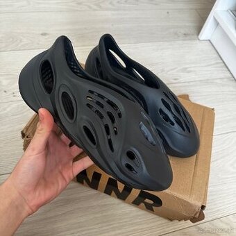 Adidas Yeezy Foam Runners – nove, krabica v horšom stave