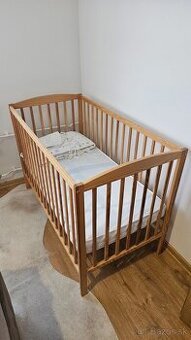 Drevená postieľka + matrac + plachta + mantinel - TOP STAV