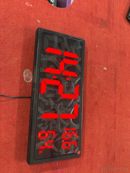 Digitálne nástenné hodiny s LED diódami