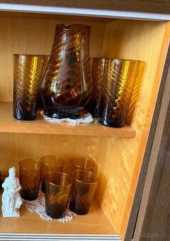 Retro jantárový sklenený set – džbán + 12 pohárov (70. roky)