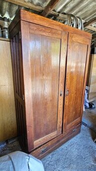 Stará šatniková skriňa