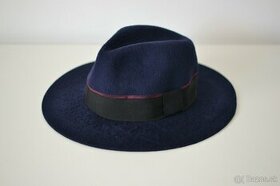 tmavomodrý plstený klobúk L