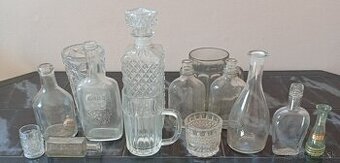 Veci zo skla, kredenc, stoličky, pokladňa a mix dalších veci