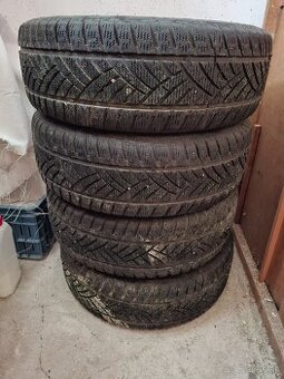Pneumatiky s plechovými diskami 195/65 R15