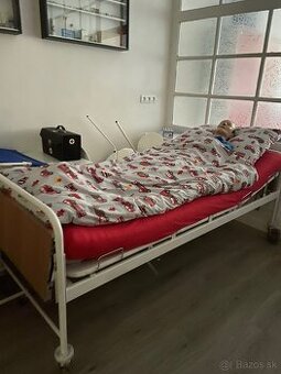 Nemocničná posteľ