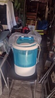 Predám prenosnu pracku viď foto cena 25 eur.